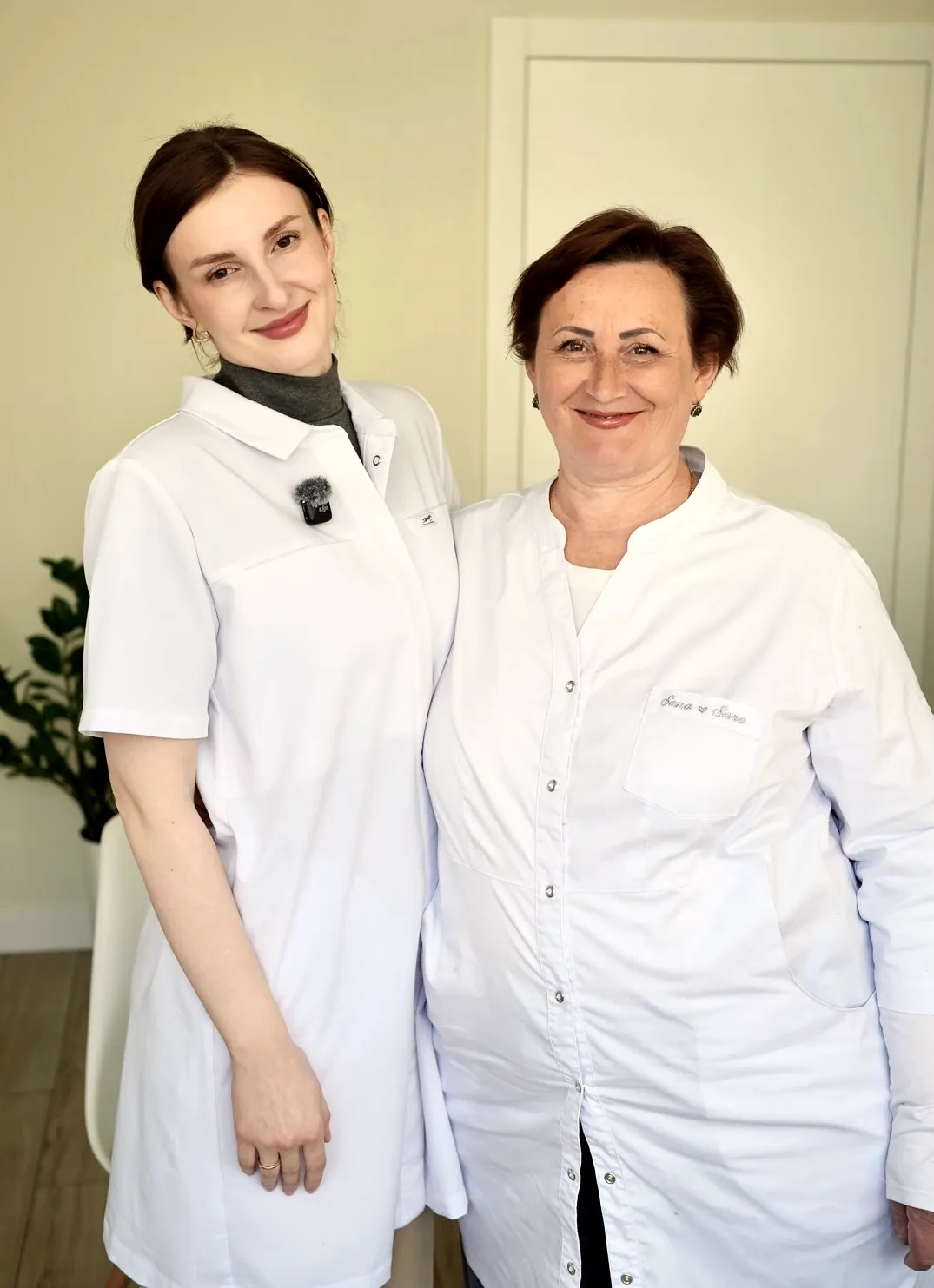 Анна Олійник і Надія Наумович у кабінеті